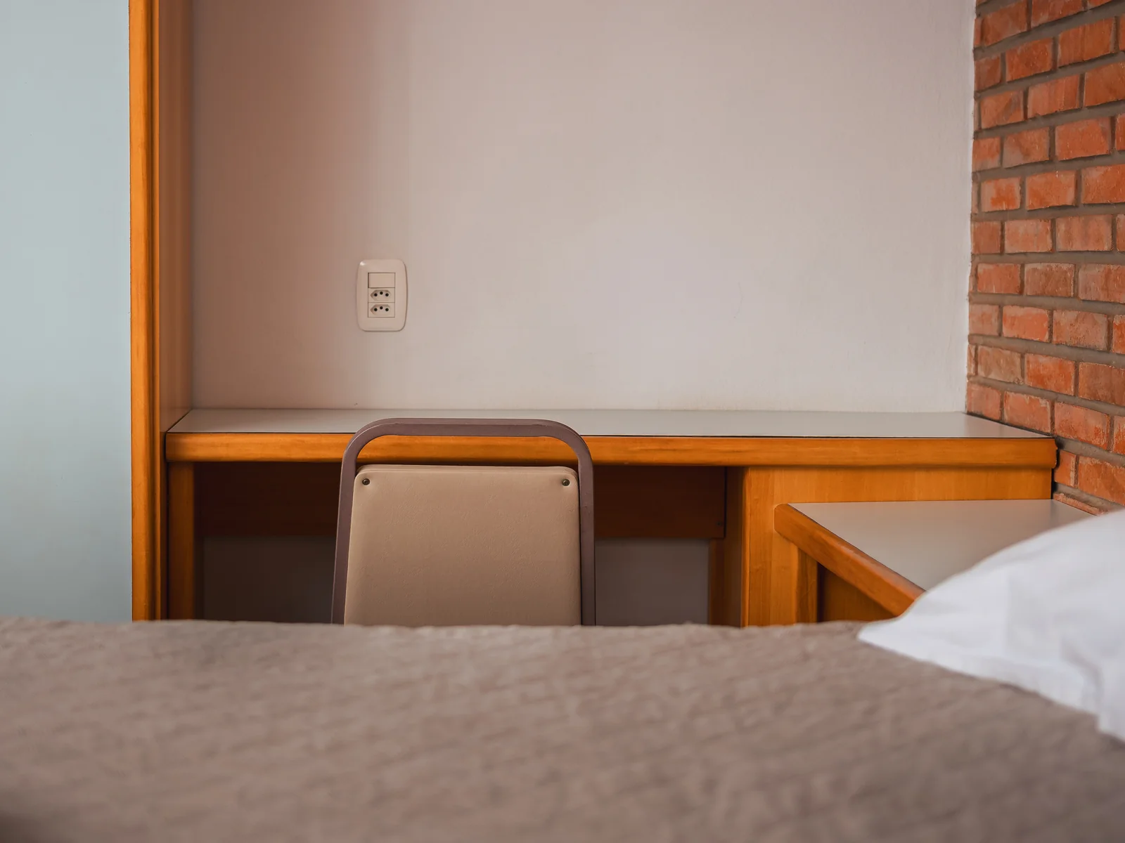Mesa de trabalho com cadeira na Suíte Família do Sítio Hotel & Eventos