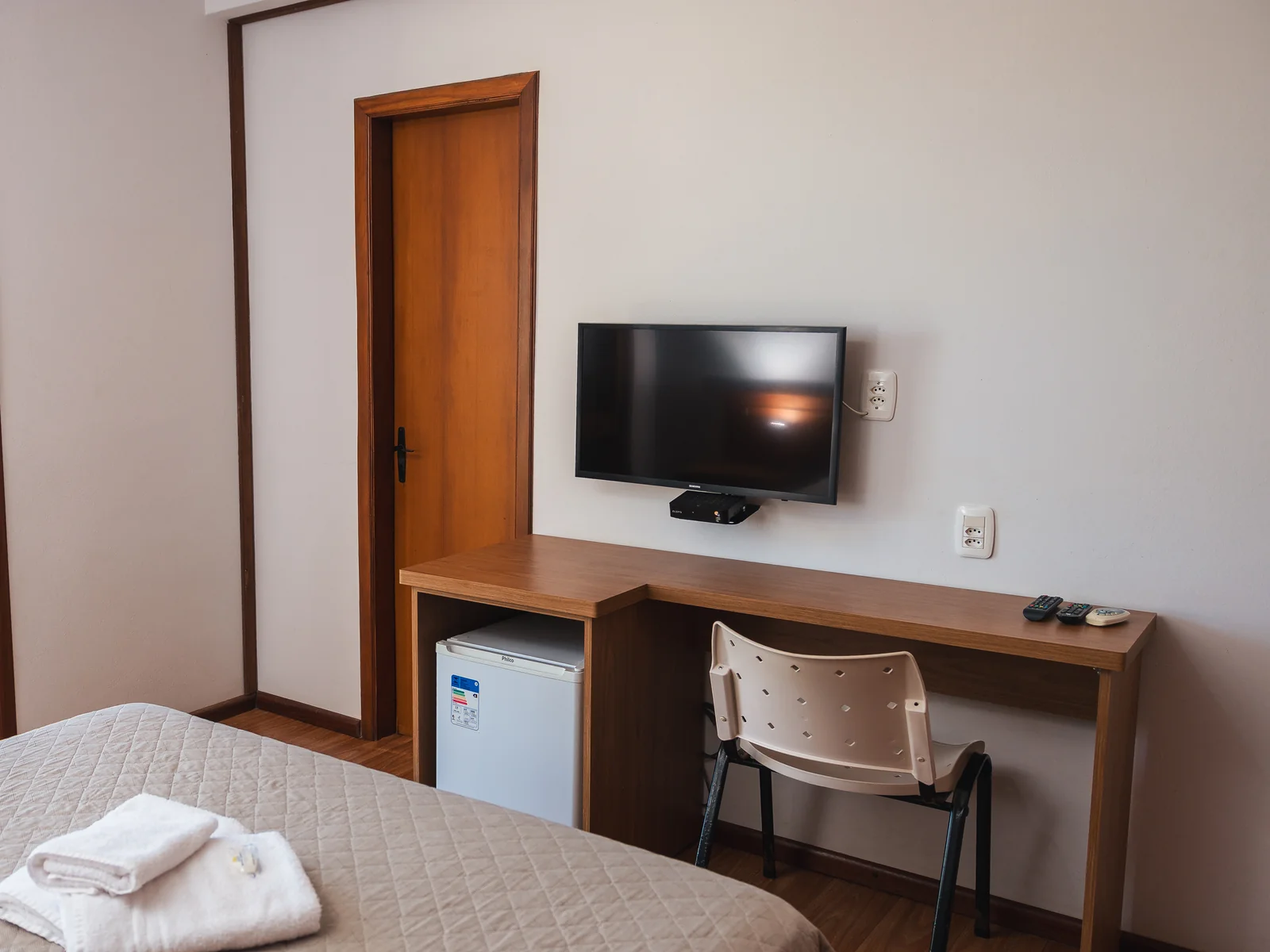 TV, frigobar e espaço de trabalho em Apartamento Superior do Sítio Hotel & Eventos