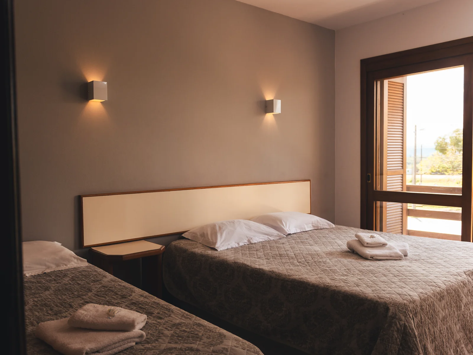 Apartamento Superior com cama de casal, cama de solteiro e luminárias de parede em São Pedro do Sul
