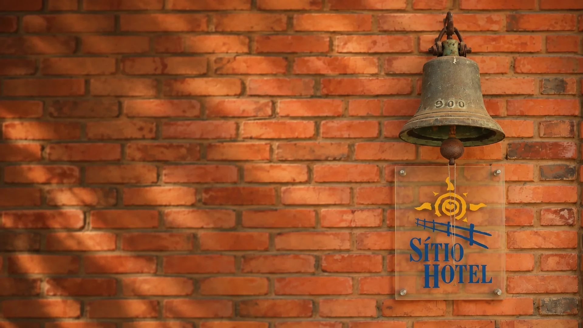 Sino e placa de entrada do Sítio Hotel & Eventos em São Pedro do Sul