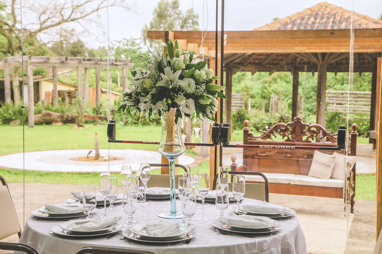 Mesa decorada com vista para o jardim do Sítio Hotel