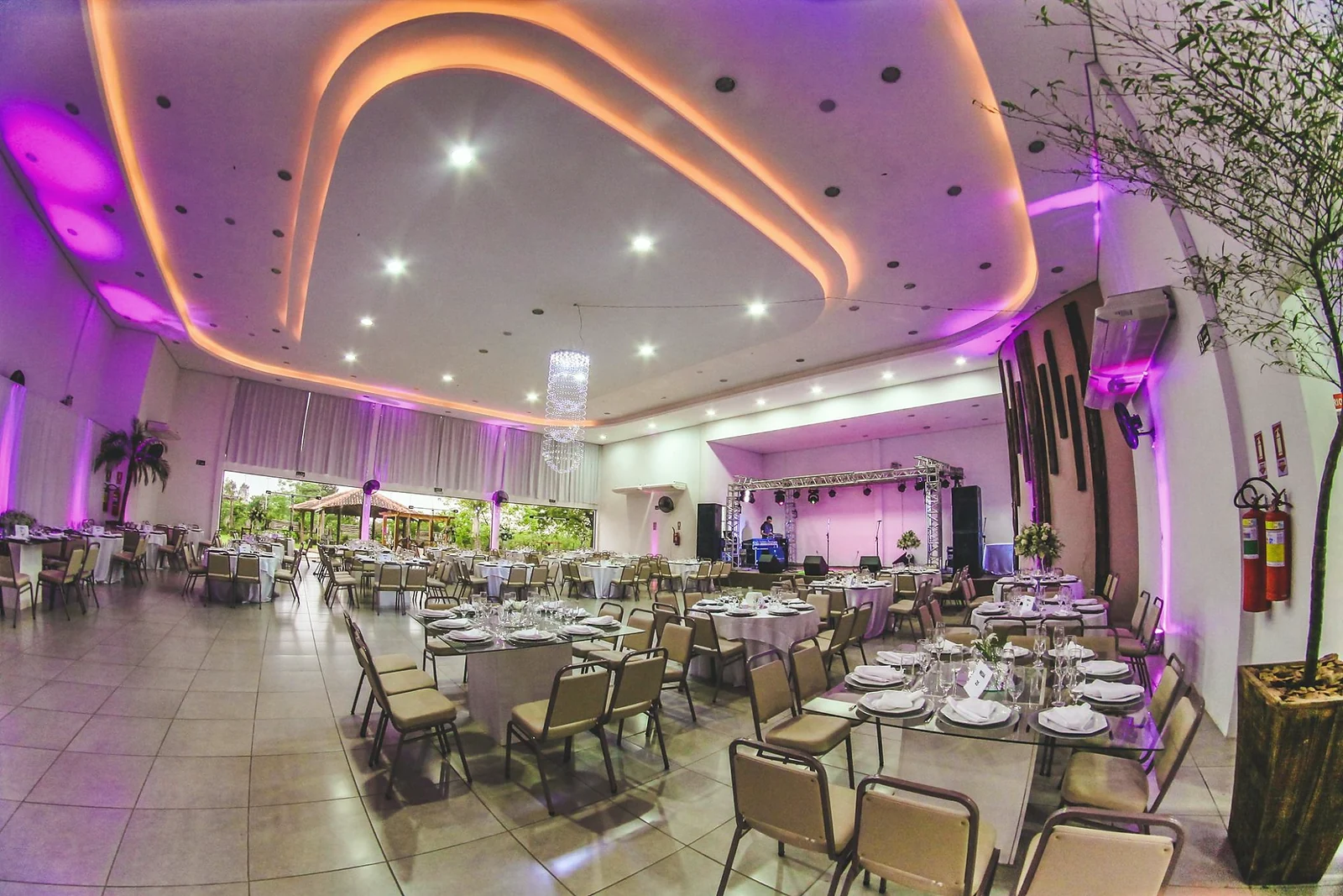Salão de eventos preparado para festa no Centro de Eventos do Sítio Hotel em São Pedro do Sul